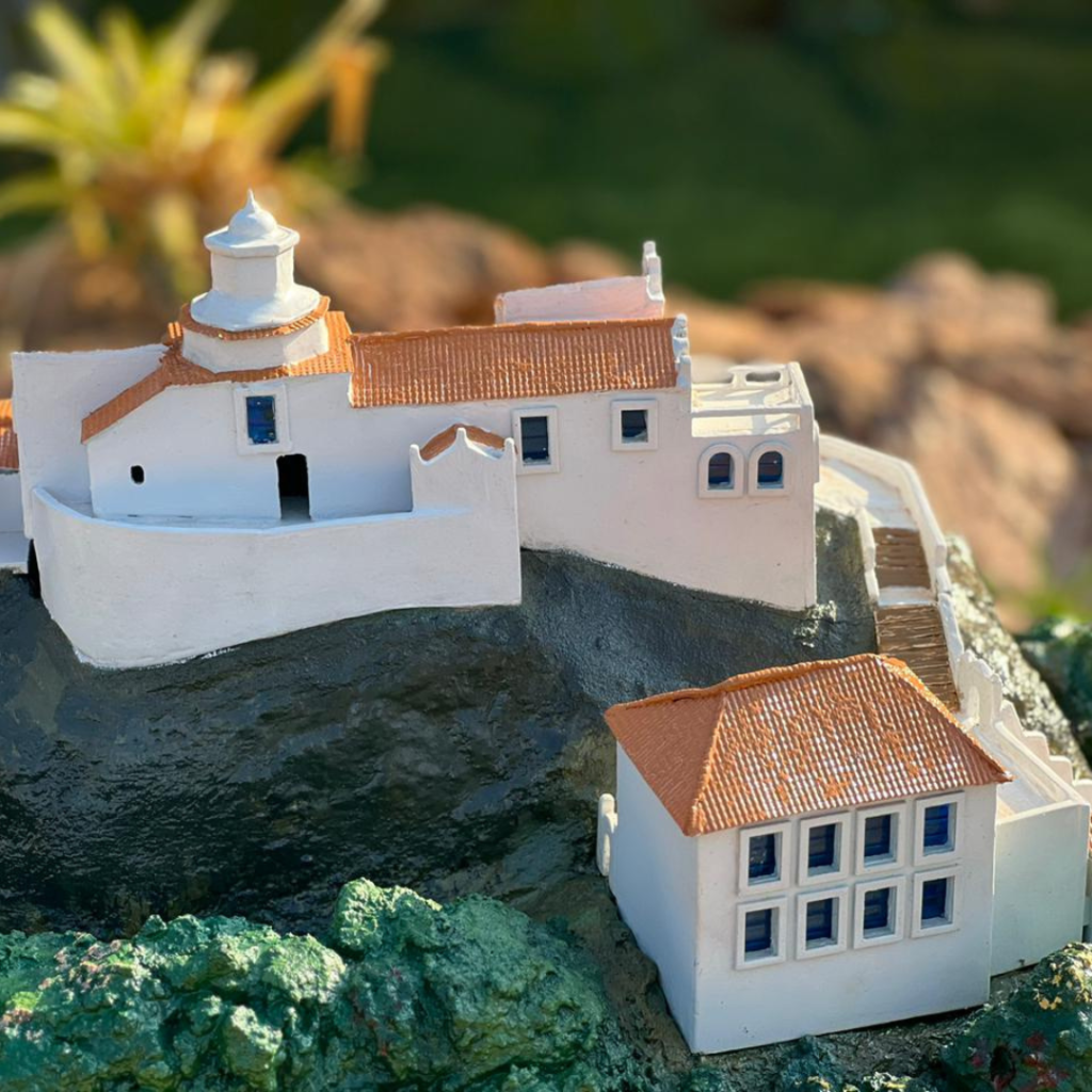 Miniatura do Convento da Penha no Parque Espelho Brasil, em Caldas Novas, representando um dos principais patrimônios históricos do Brasil.