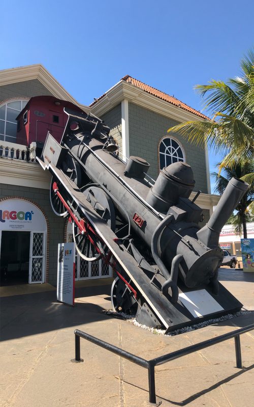 Réplica de trem inclinado no Shopping Serra Verde Artesanato