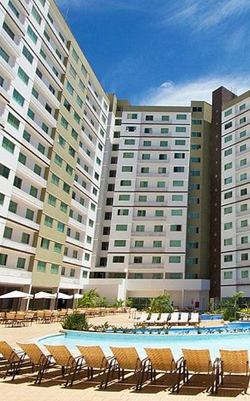 Fachada do hotel com design imponente em Caldas Novas.