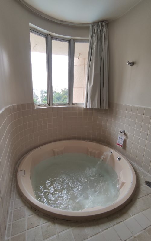 Banheira privativa no HotSprings Hotel.