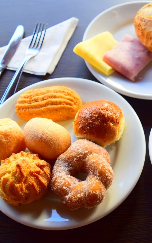 Café da manhã variado e delicioso servido no HotSprings Hotel.