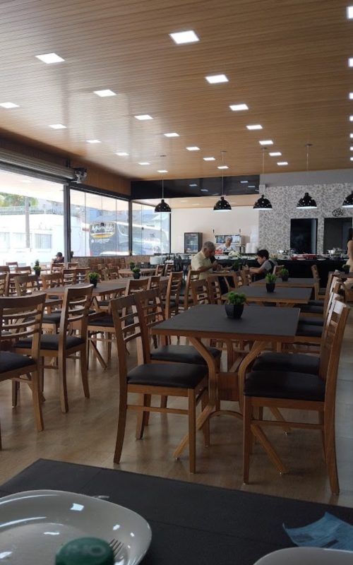 Salão amplo e acolhedor do Restaurante Fogão em Caldas Novas.