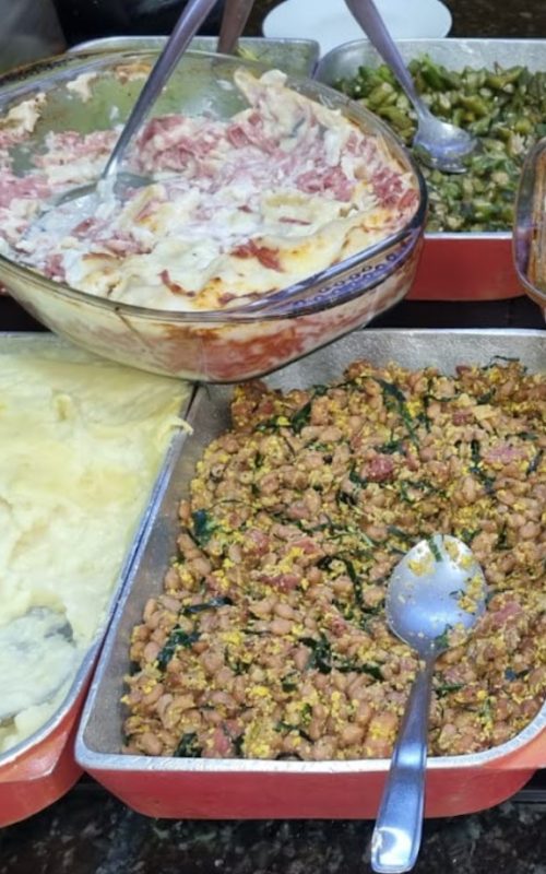 Prato de arroz de carreteiro servido no buffet do Restaurante Fogão em Caldas Novas.