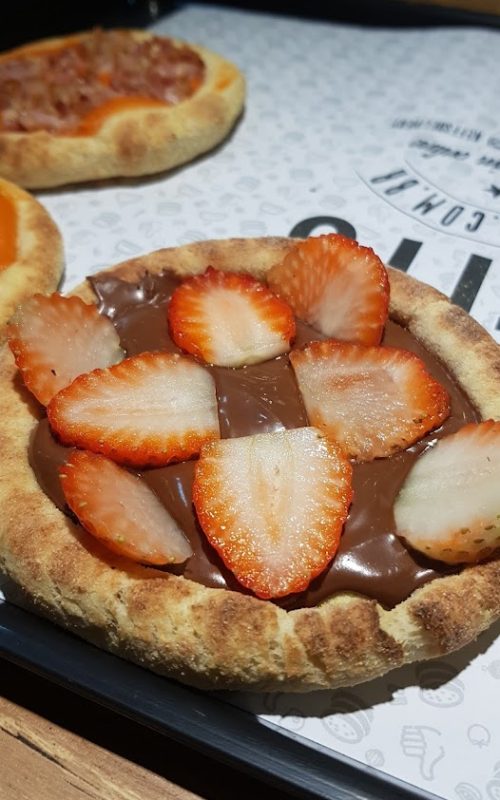 Esfirra doce de chocolate com morangos frescos.