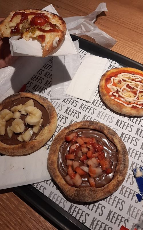 Esfirras salgadas da Keffs servidas em uma bandeja.