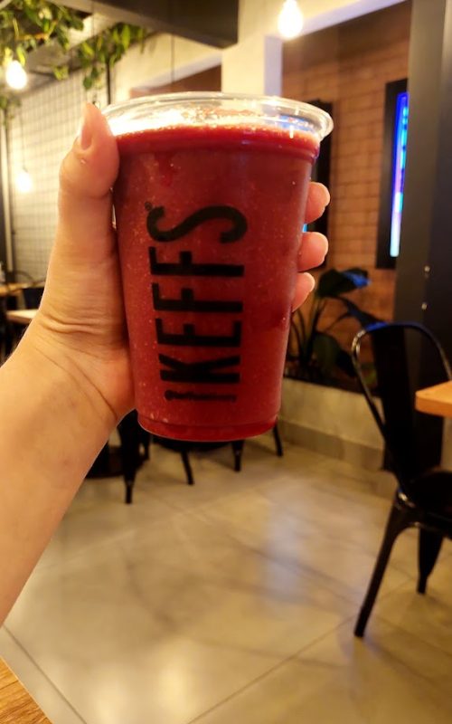 Copo personalizado da Keffs com bebida gelada.