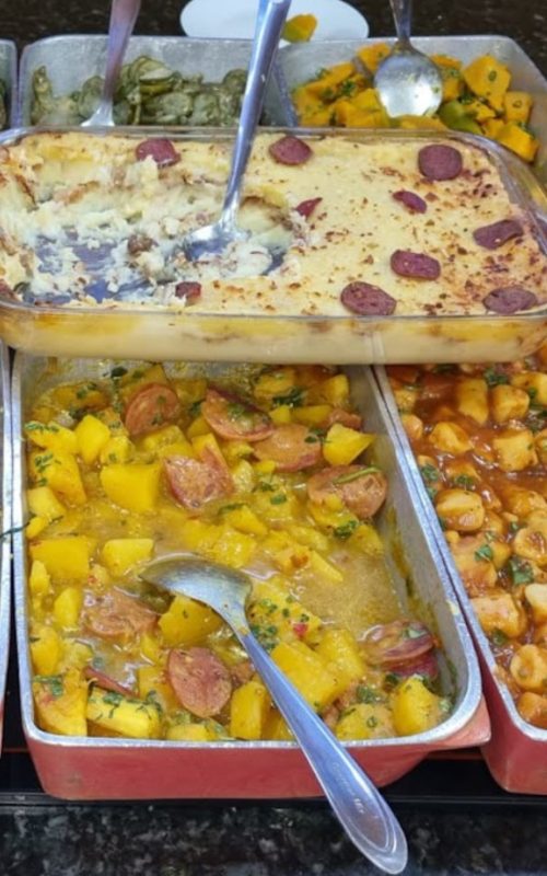 Ensopado de linguiça com legumes servido no buffet do Restaurante Fogão.