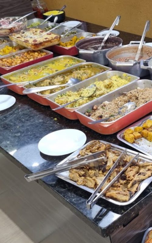 Buffet variado com opções de pratos quentes e frios no Restaurante Fogão em Caldas Novas.