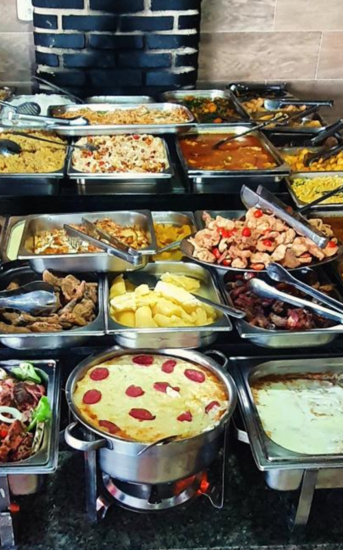 Buffet com pratos típicos goianos no Restaurante do Luiz em Caldas Novas.