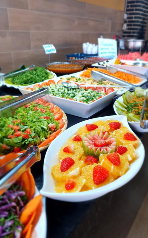 Variedade de saladas frescas no Restaurante do Luiz em Caldas Novas.