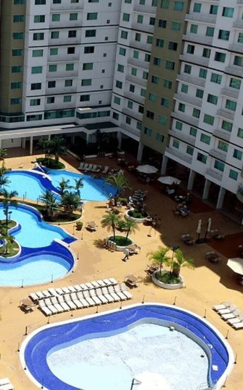 Vista aérea das piscinas do hotel em Caldas Novas, Goiás.