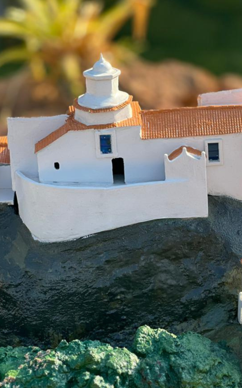 Réplica detalhada do Convento da Penha, uma das atrações no Parque Espelho Brasil.