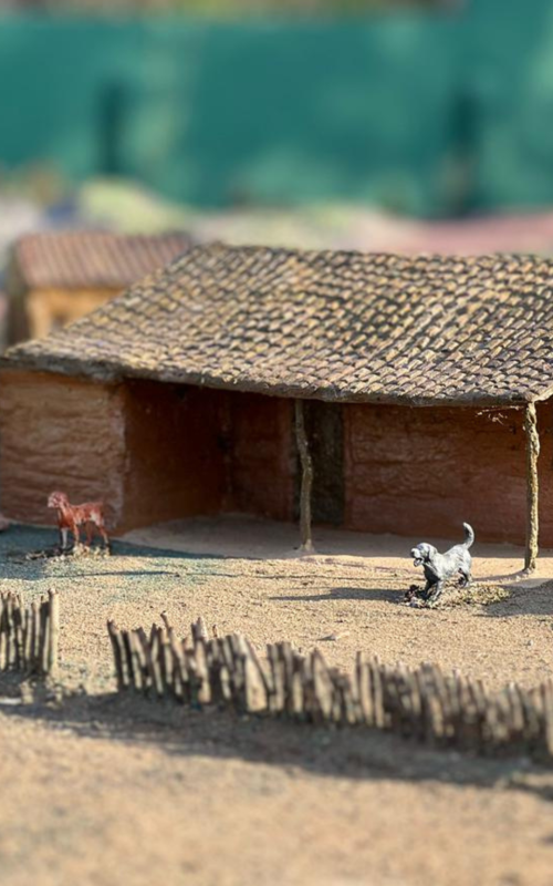 Miniatura de uma casa rural no Parque Espelho Brasil