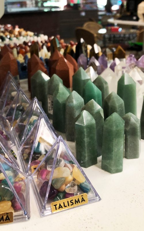 Pedras e cristais à venda no Shopping Serra Verde Artesanato