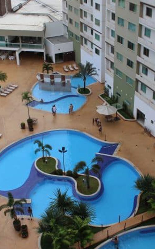 Piscina principal do hotel com design moderno em Caldas Novas.