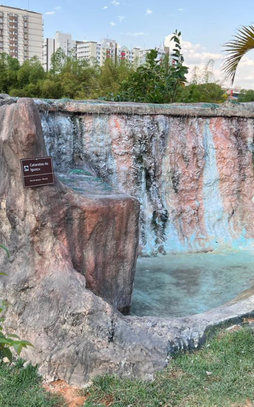 Miniatura das Cataratas do Iguaçu no Parque Espelho Brasil