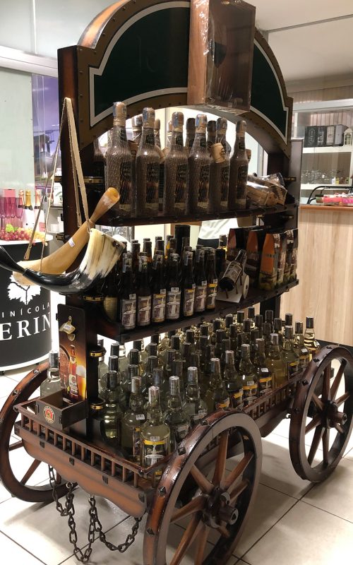 Carrinho com cachaças artesanais no Shopping Serra Verde