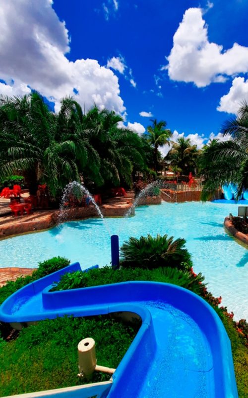 Piscina com toboágua no Lagoa Parques e Hotéis, Caldas Novas.