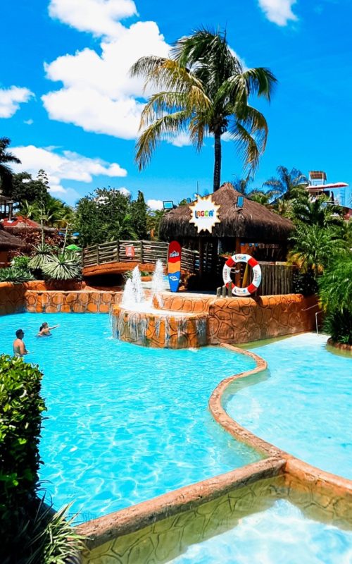 Piscina infantil com escorregador e fonte no Lagoa Parques e Hotéis.